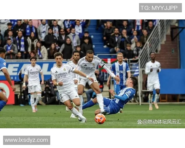 足球球星与裁判亲密互动引发热议赛场风波引爆舆论争议